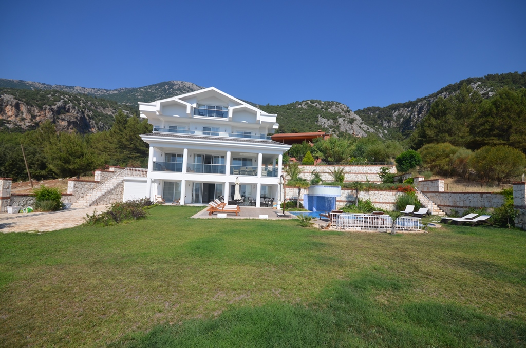 Spacious 5+1 Italian style villa in Fethiye - Umbrella Group - Photo 2