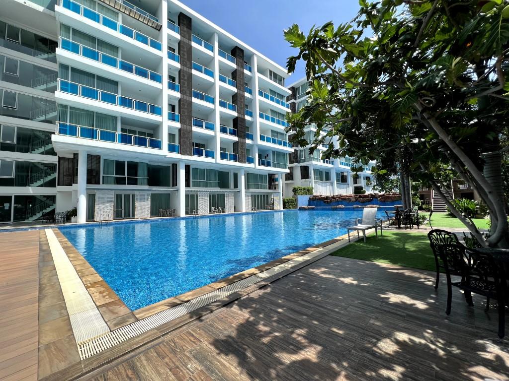 New residential complex with large outdoor pool - Umbrella Group - Photo 2