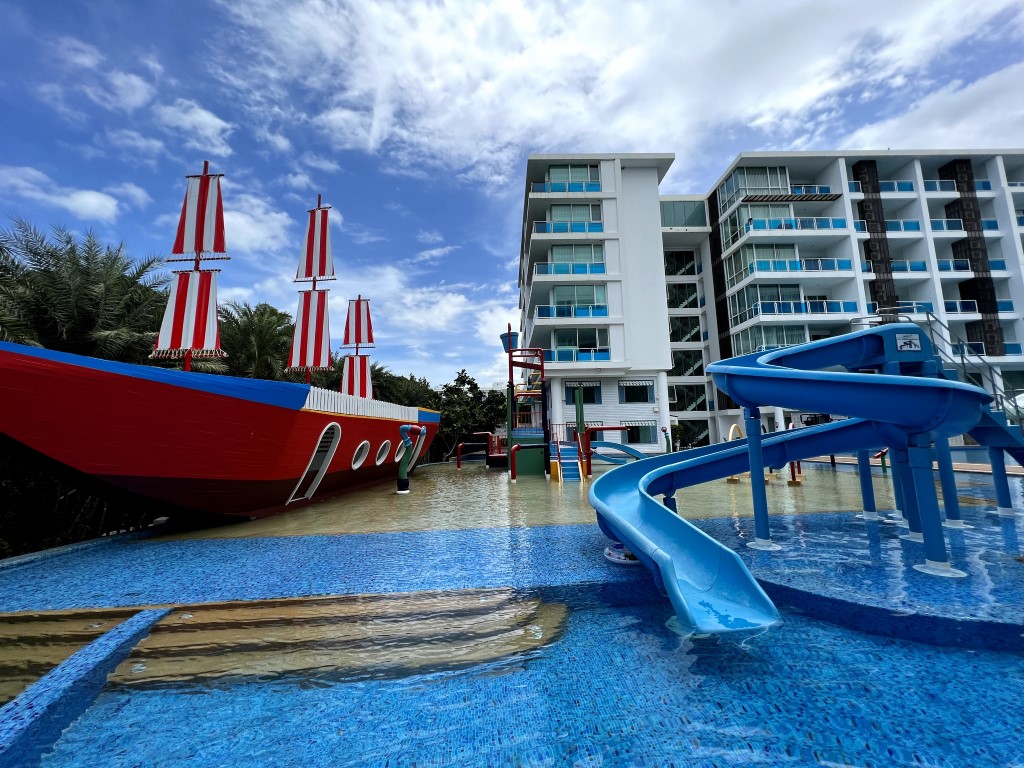 New residential complex with large outdoor pool - Umbrella Group - Photo 9