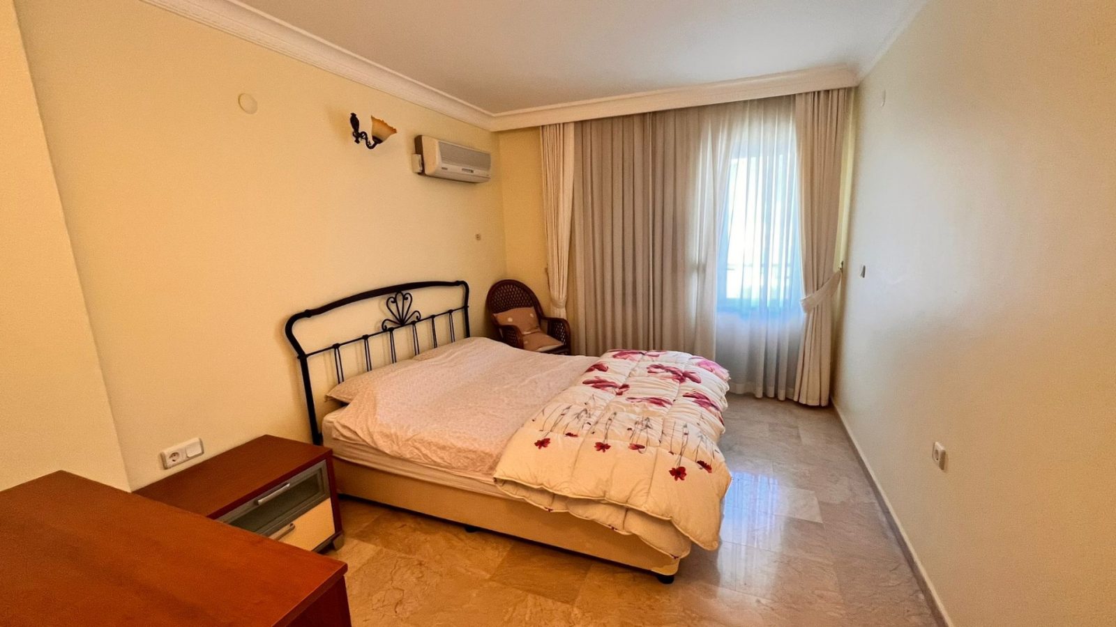 Penthouse in Alanya with an area of 260 m2 on the first coastline, Mahmutlar - Umbrella Group - Photo 14