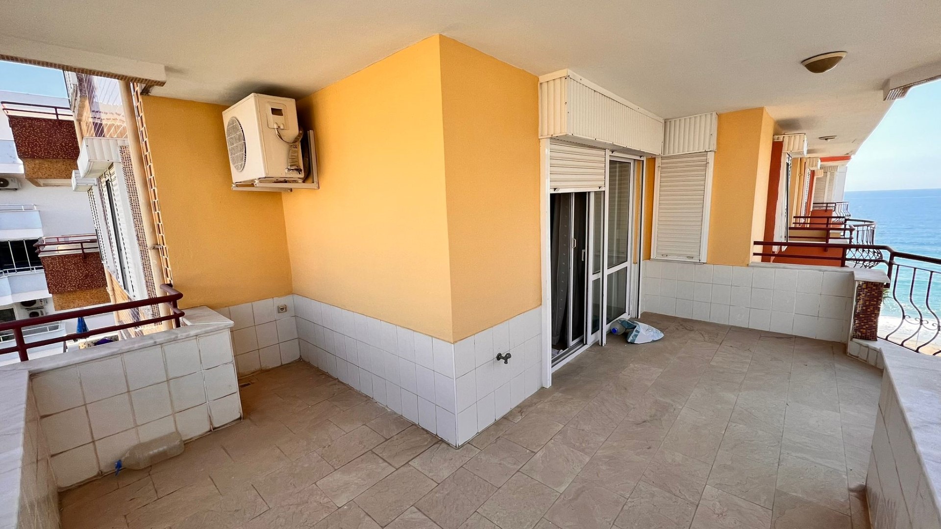 Penthouse in Alanya with an area of 260 m2 on the first coastline, Mahmutlar - Umbrella Group - Photo 17