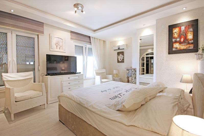 Spacious villa in Alanya with 7+3 apartments with sea and city views, Kestel - Umbrella Group - Photo 34