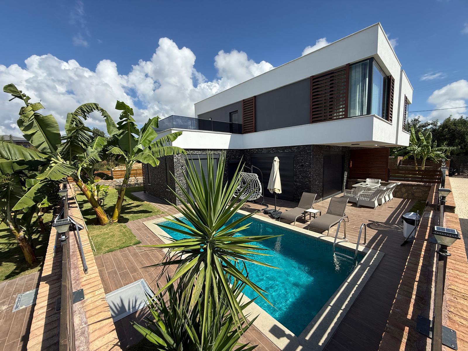 3+1 duplex villa in Incekum with sea views, a private pool, and a garden