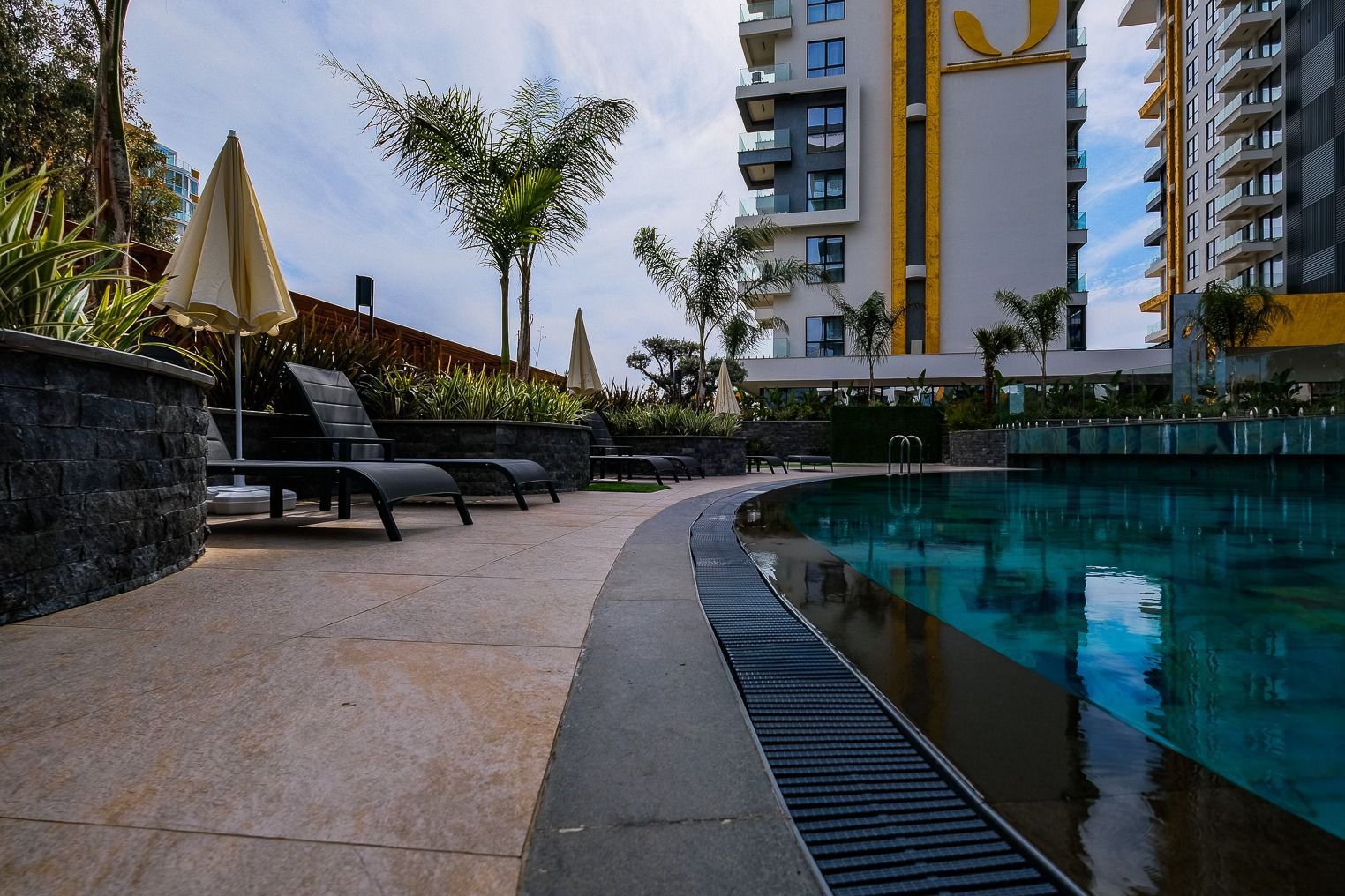 Furnished 1+1 Apartment on the First Line of the Mediterranean Sea in Mahmutlar - Photo 3