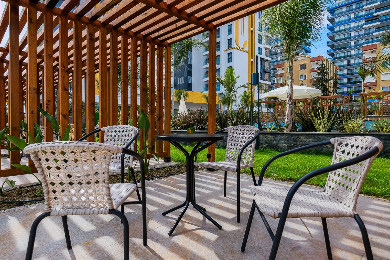 Furnished 1+1 Apartment on the First Line of the Mediterranean Sea in Mahmutlar - Photo 5