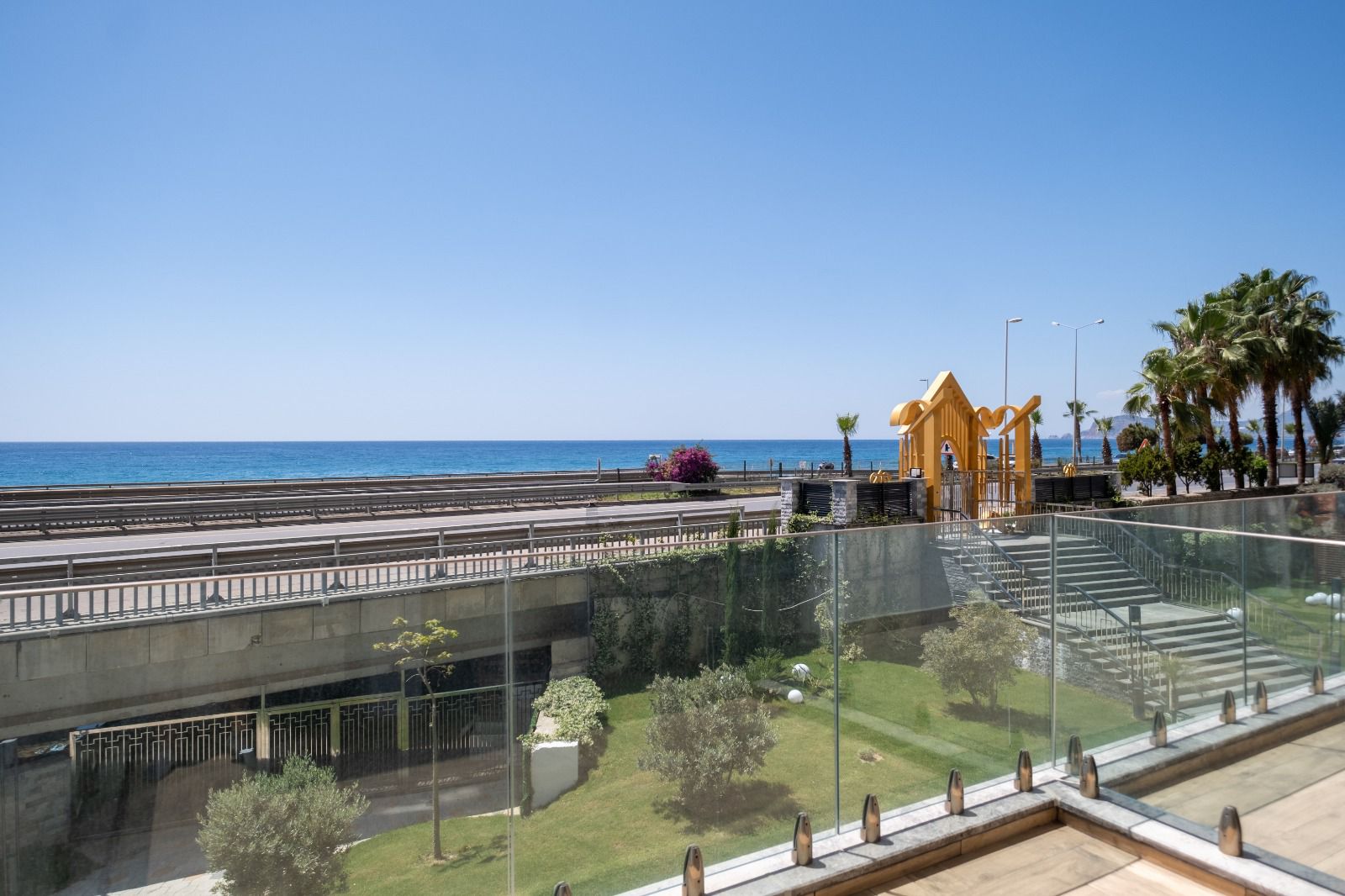 Furnished 1+1 Apartment on the First Line of the Mediterranean Sea in Mahmutlar - Photo 25