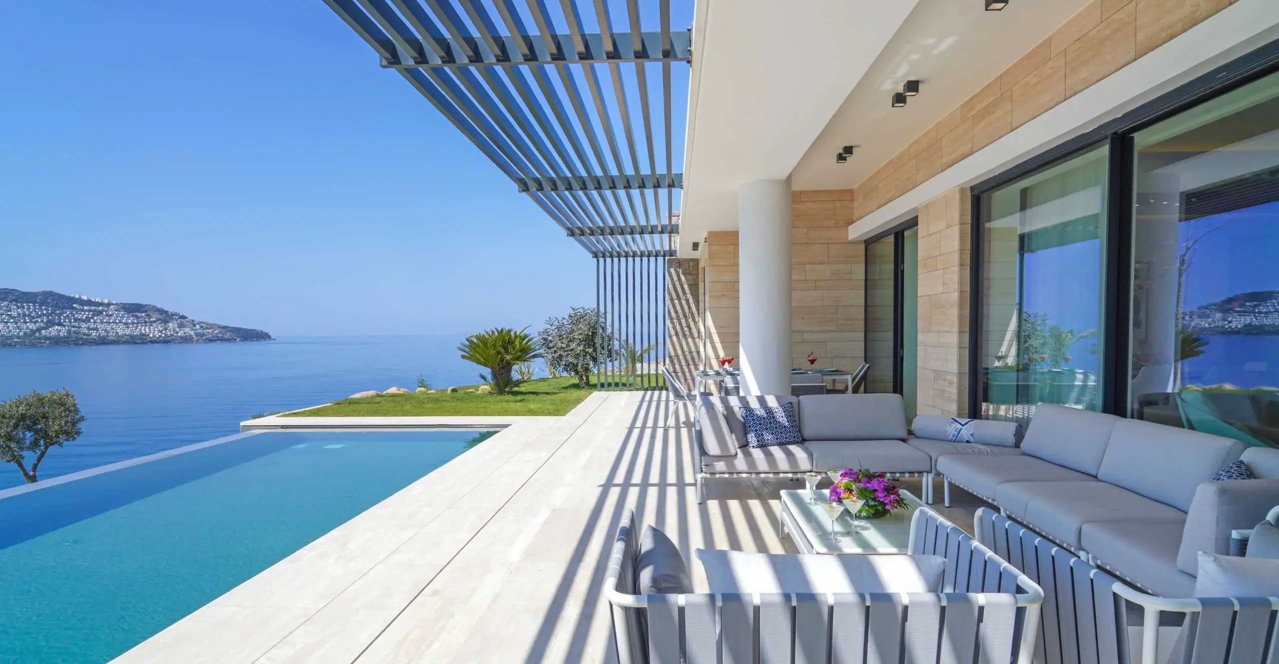 Residential complex with apartments and villas featuring a private beach and panoramic sea views - Photo 4