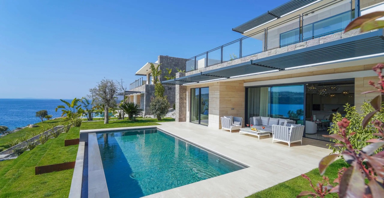 Residential complex with apartments and villas featuring a private beach and panoramic sea views - Photo 2