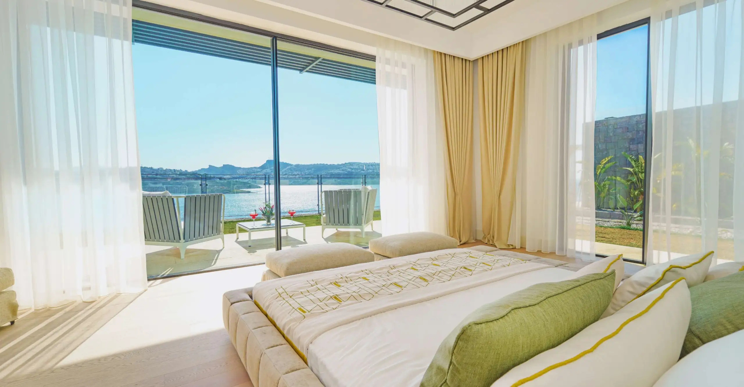 Residential complex with apartments and villas featuring a private beach and panoramic sea views - Photo 11