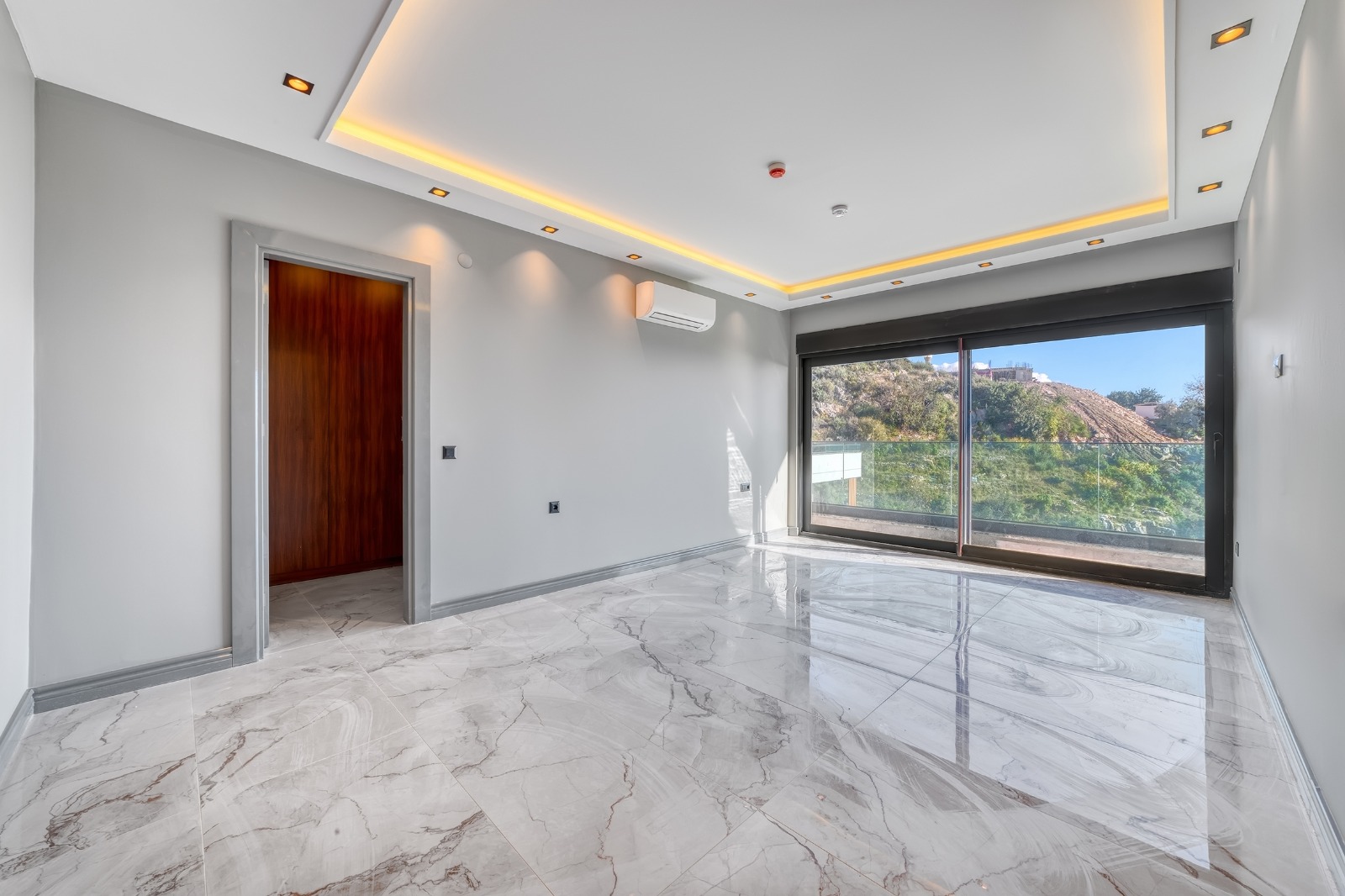 Luxury 5+2 Villa with Panoramic Views of Alanya - Photo 10