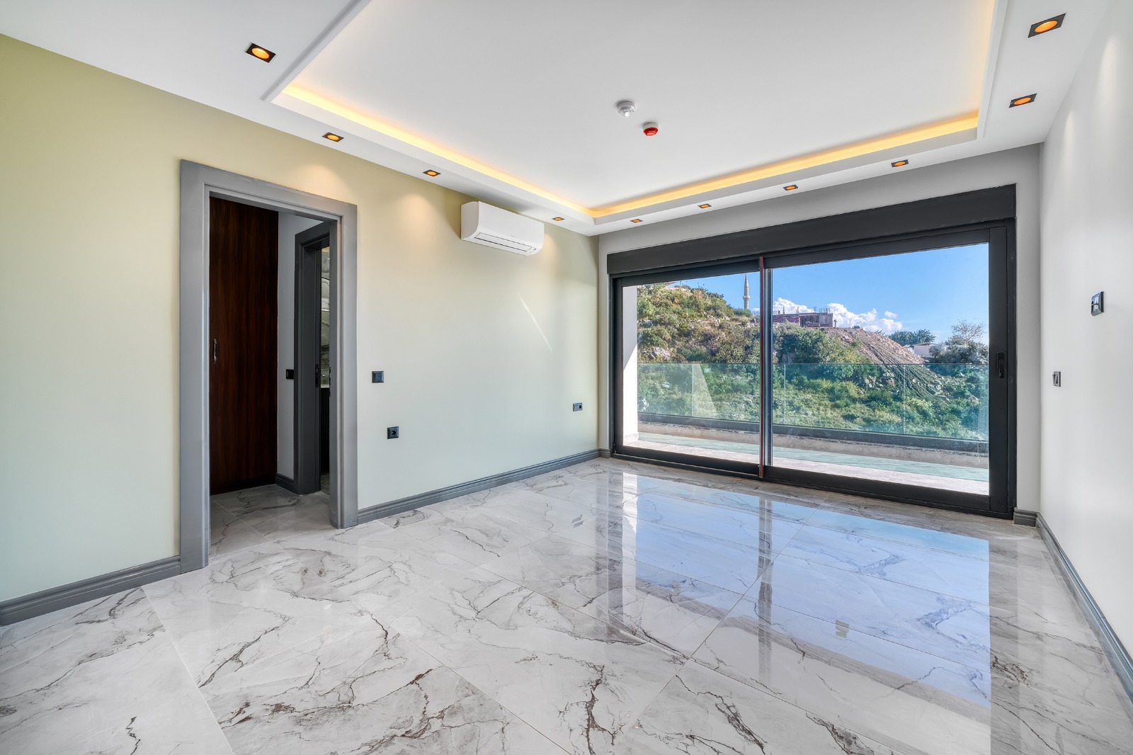Luxury 5+2 Villa with Panoramic Views of Alanya - Photo 9