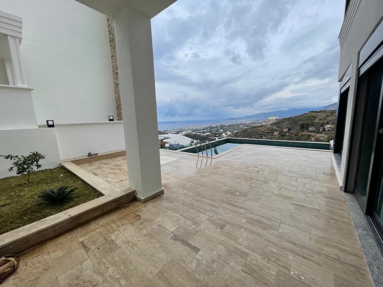 Spacious villa with panoramic sea views in Kargicak - Photo 20