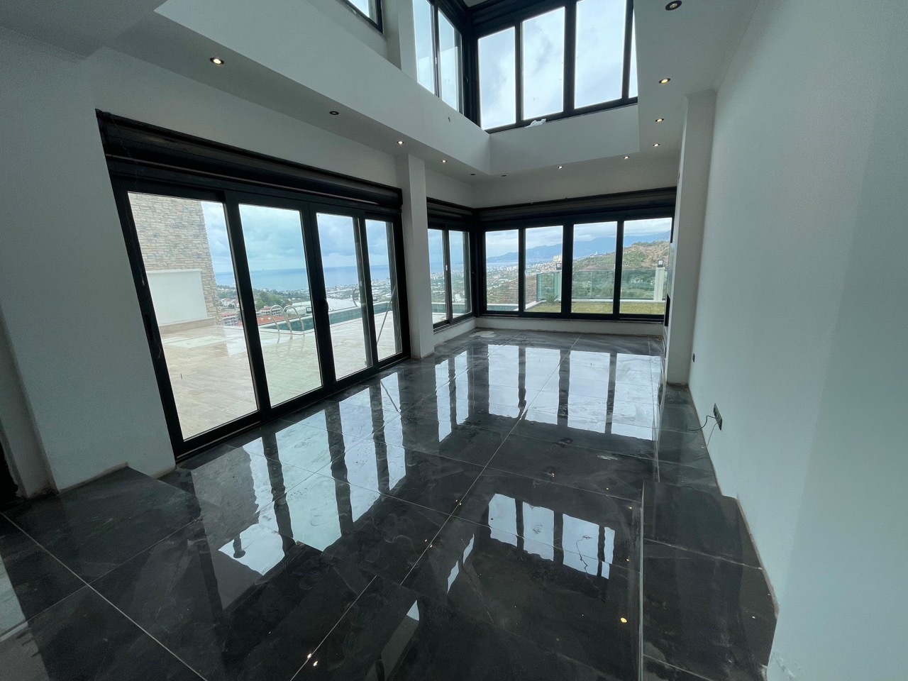 Spacious villa with panoramic sea views in Kargicak - Photo 4