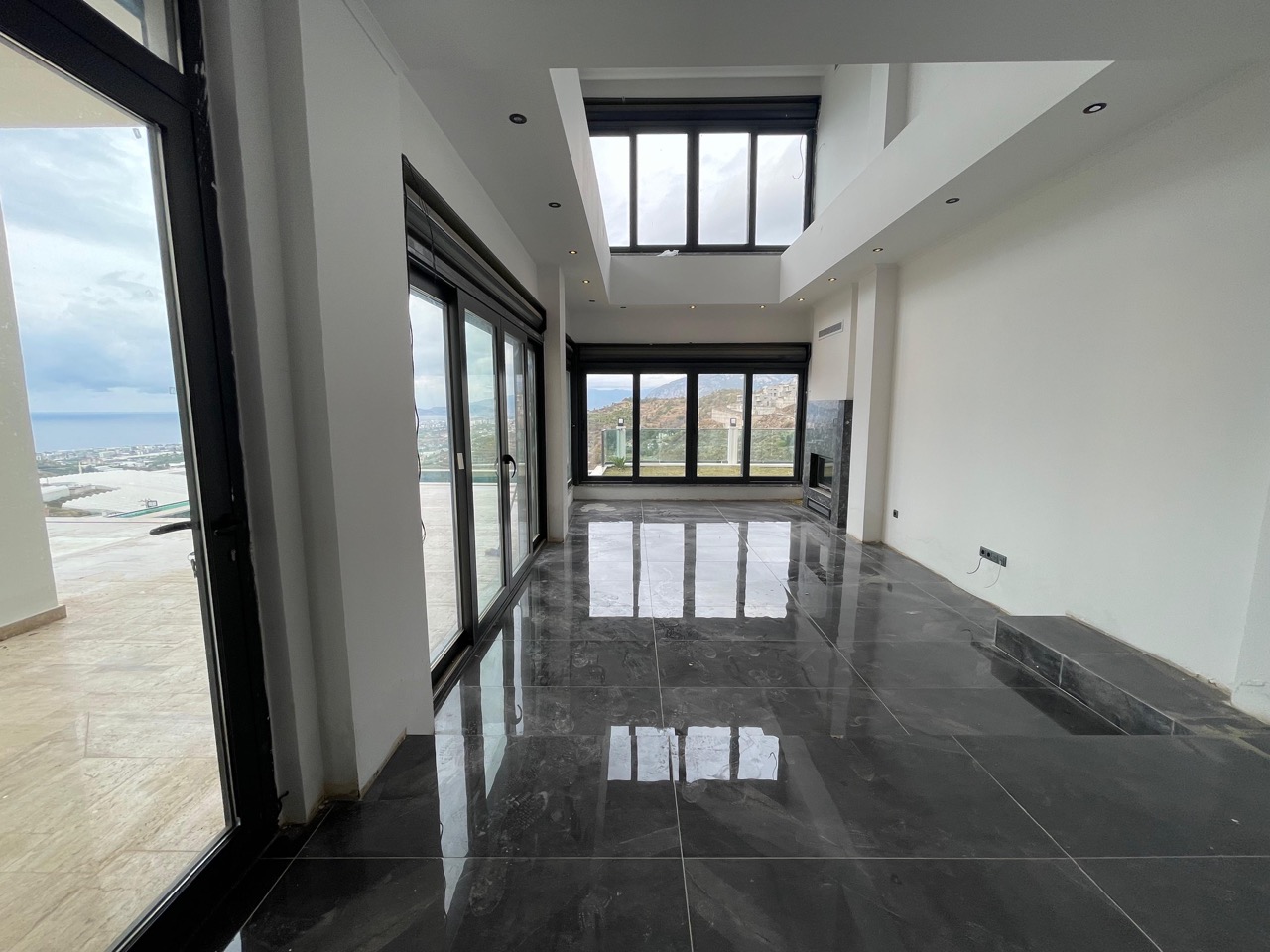 Spacious villa with panoramic sea views in Kargicak - Photo 3