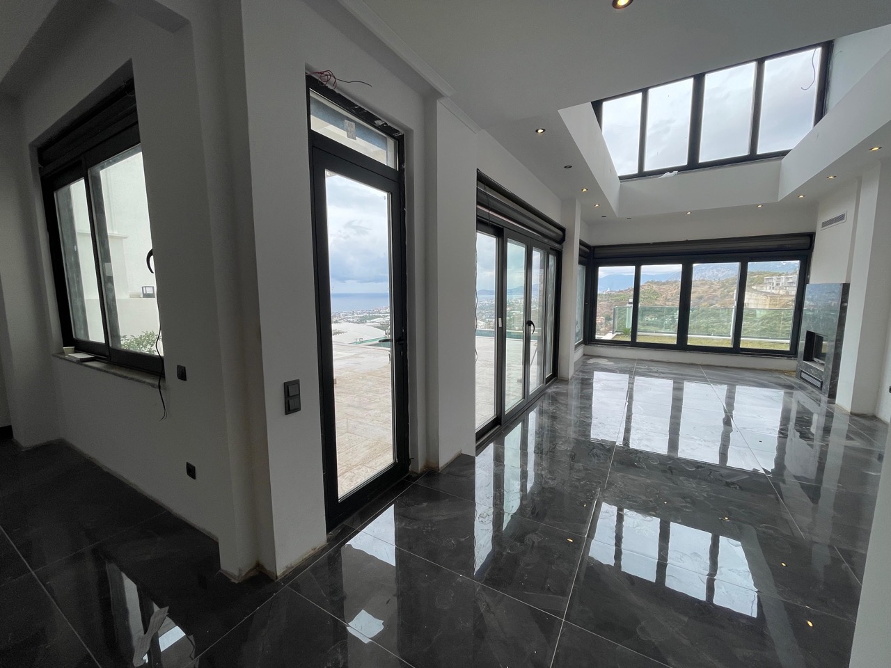 Spacious villa with panoramic sea views in Kargicak - Photo 2