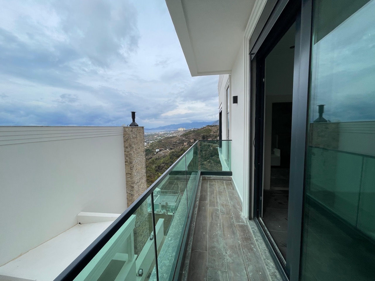 Spacious villa with panoramic sea views in Kargicak - Photo 17
