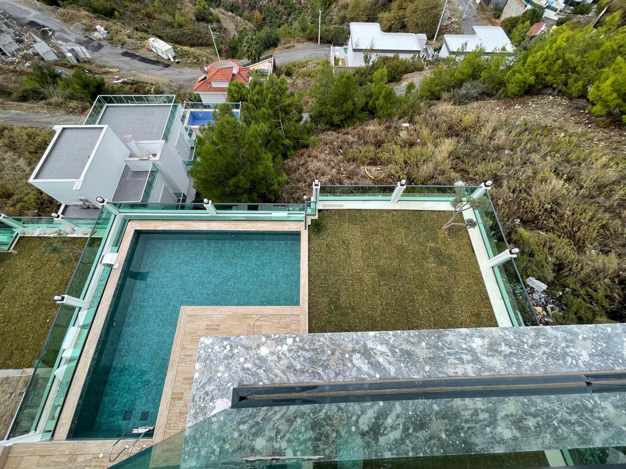 Spacious villa with panoramic sea views in Kargicak - Photo 13