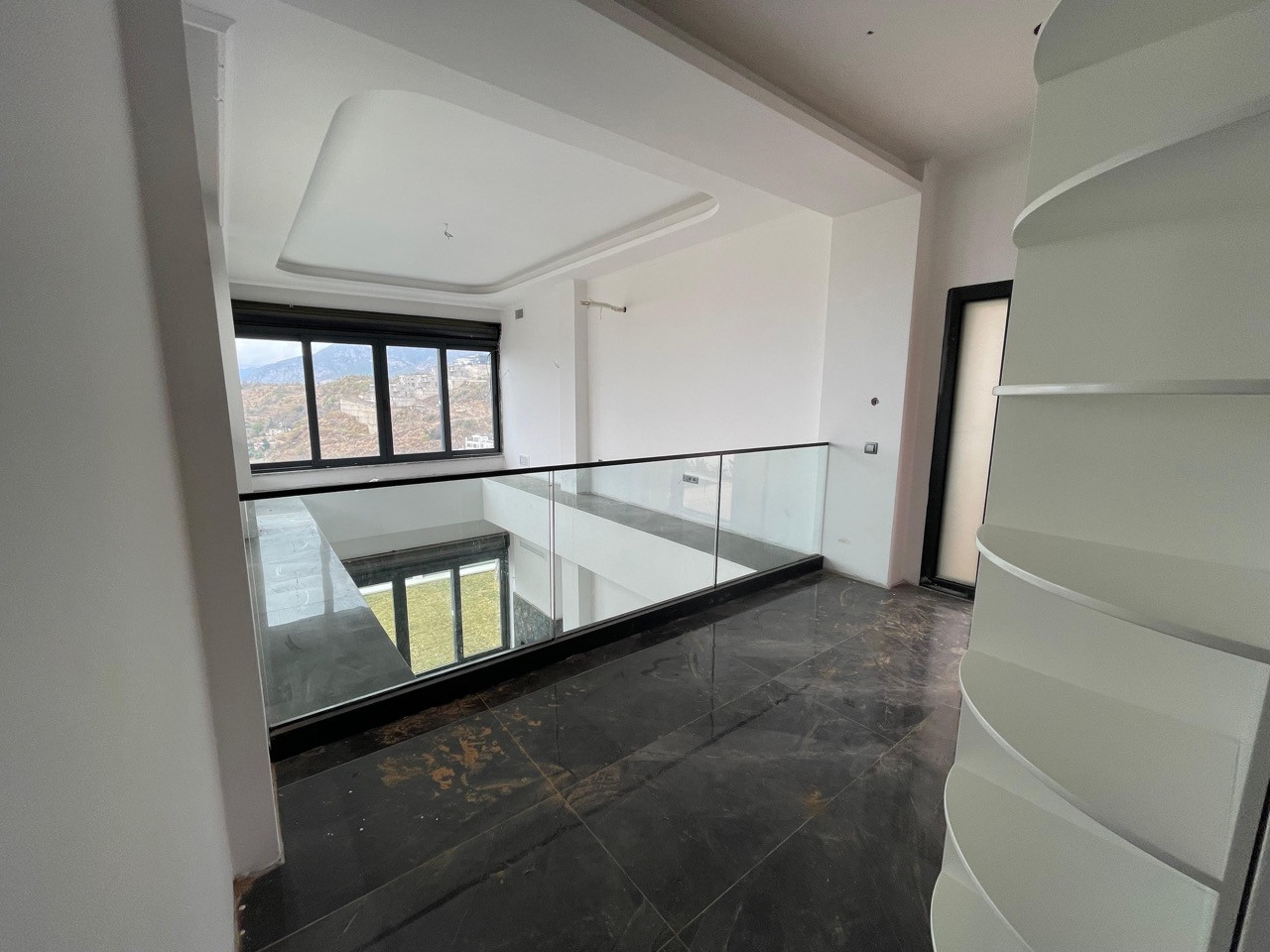 Spacious villa with panoramic sea views in Kargicak - Photo 5