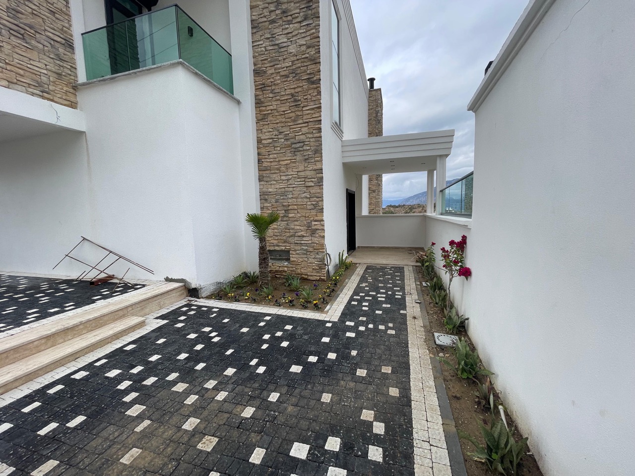 Spacious villa with panoramic sea views in Kargicak - Photo 9