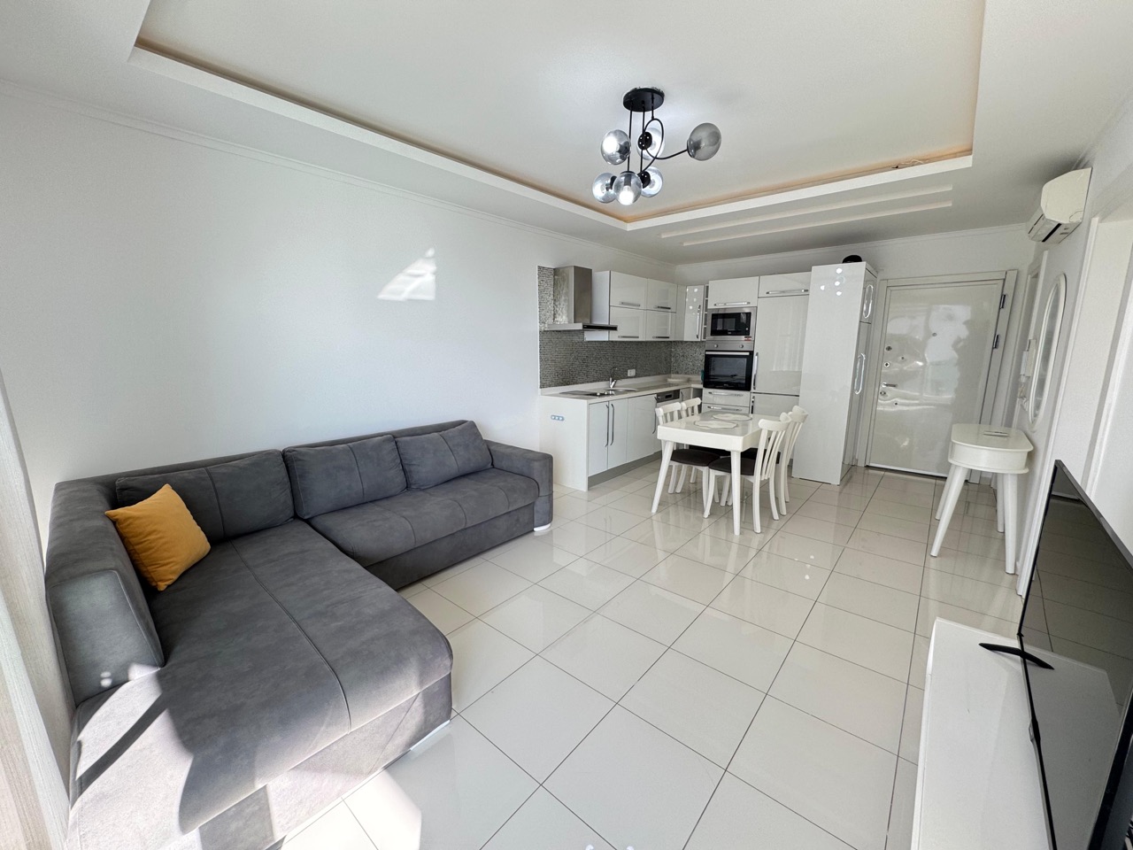 Furnished 1+1 Apartment on the First Coastline in Kestel - Photo 9