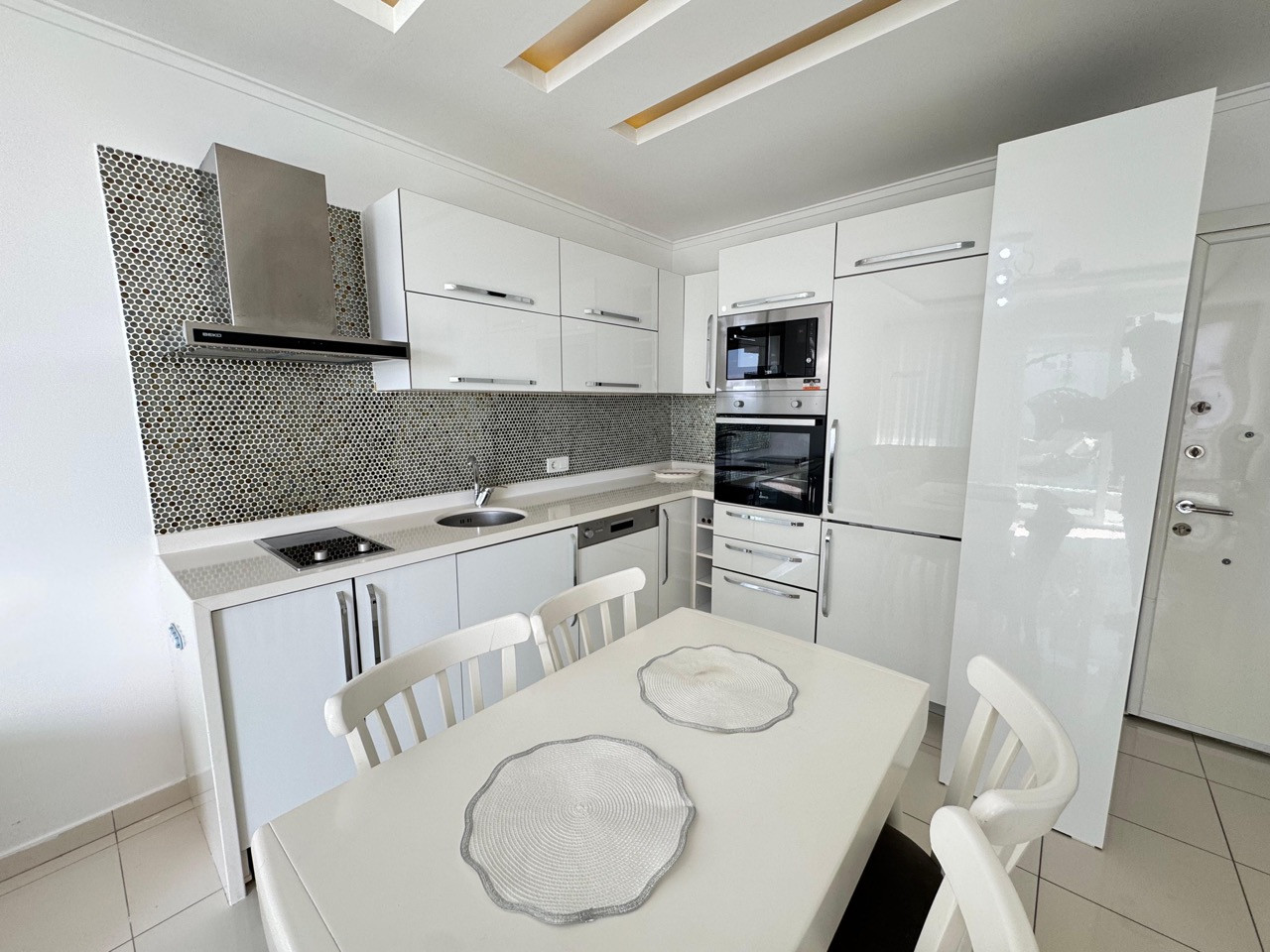 Furnished 1+1 Apartment on the First Coastline in Kestel - Photo 7
