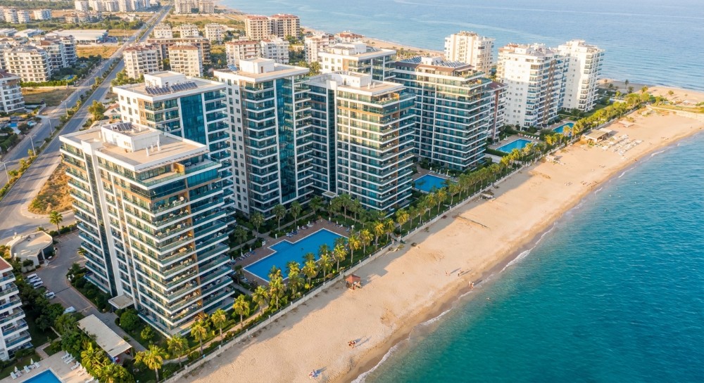 Türkiye, Mersin, Tece bölgesinde deniz kenarındaki modern konut siteleri.