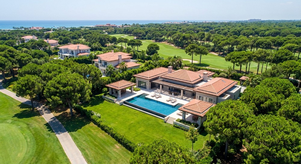 Türkiye, Belek'te golf sahalarının yanında özel havuzlu seçkin villa.