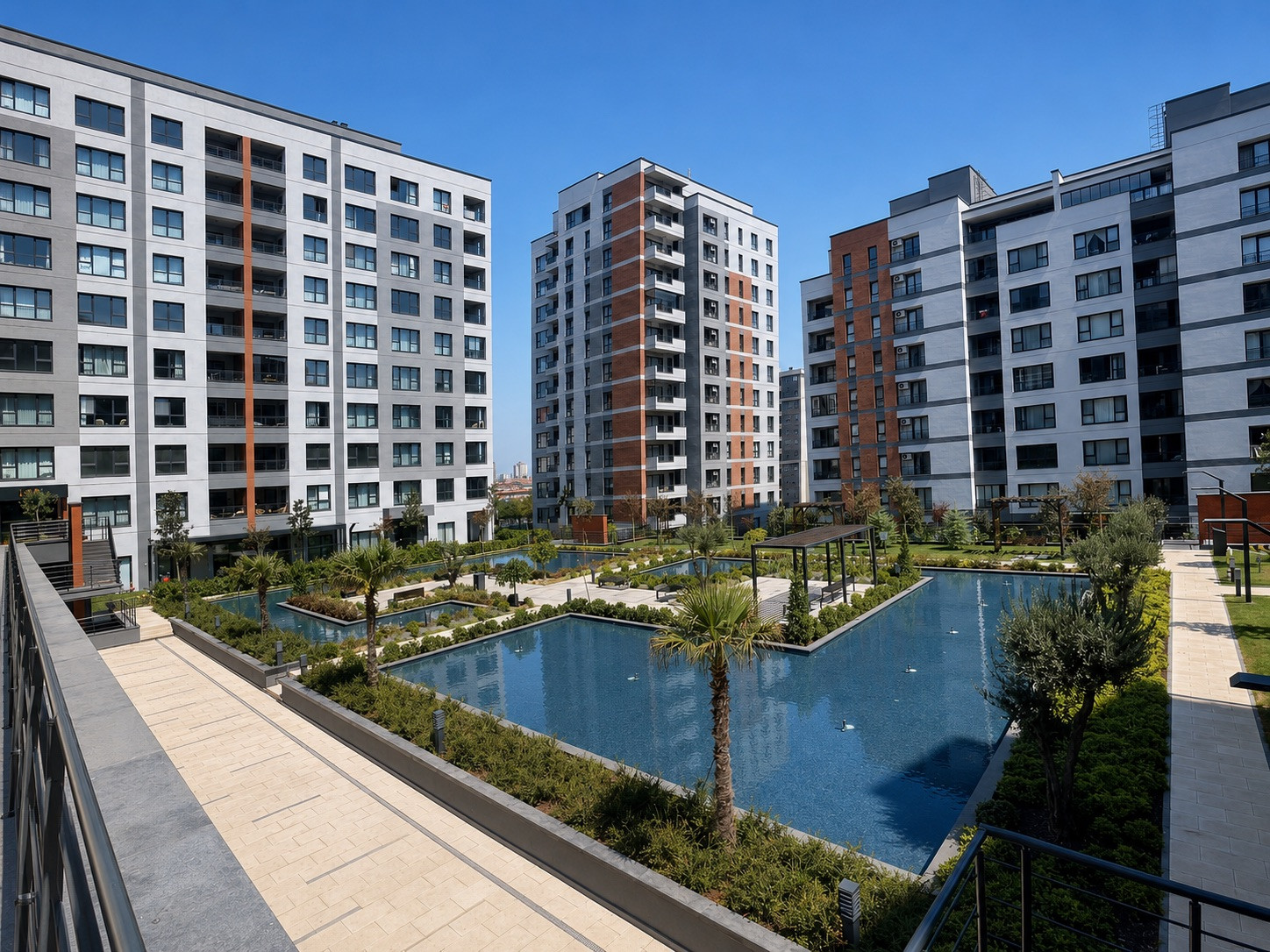 Spacious 4+1 apartment with extensive on-site facilities in Bağcılar