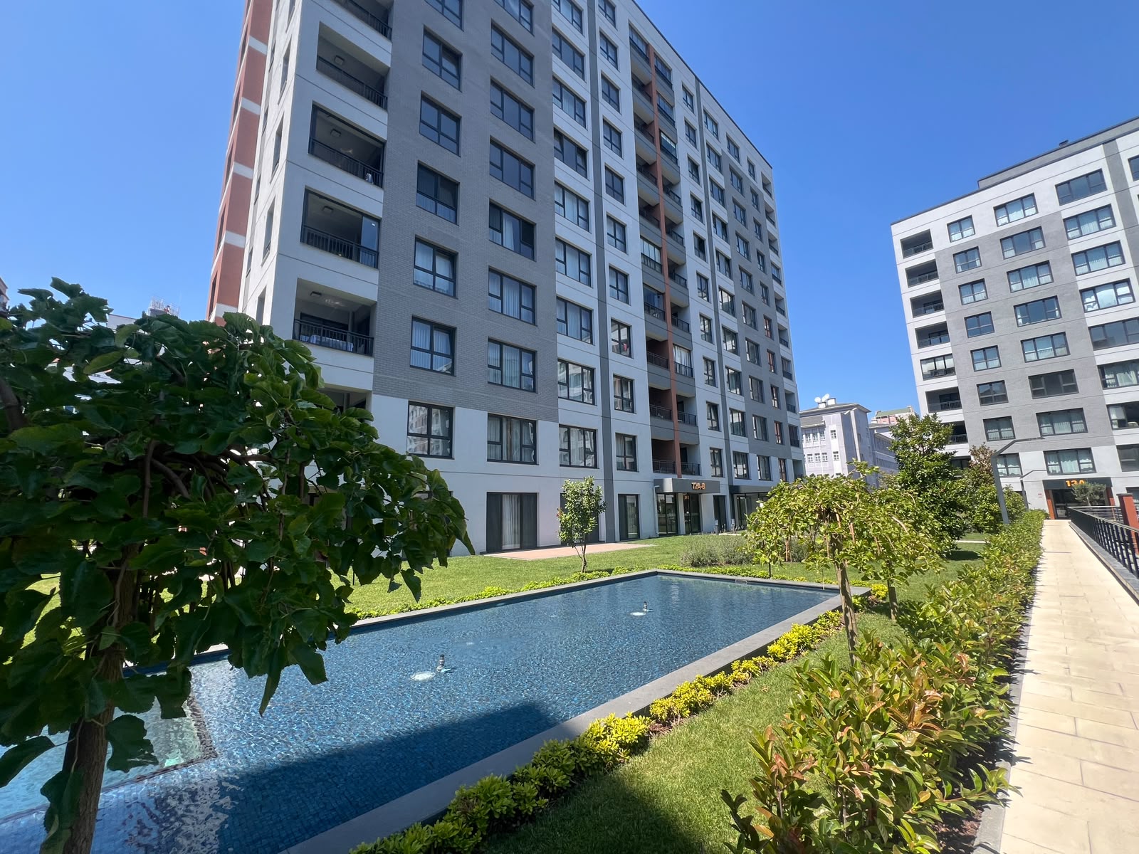 Spacious 4+1 apartment with extensive on-site facilities in Bağcılar - Photo 3