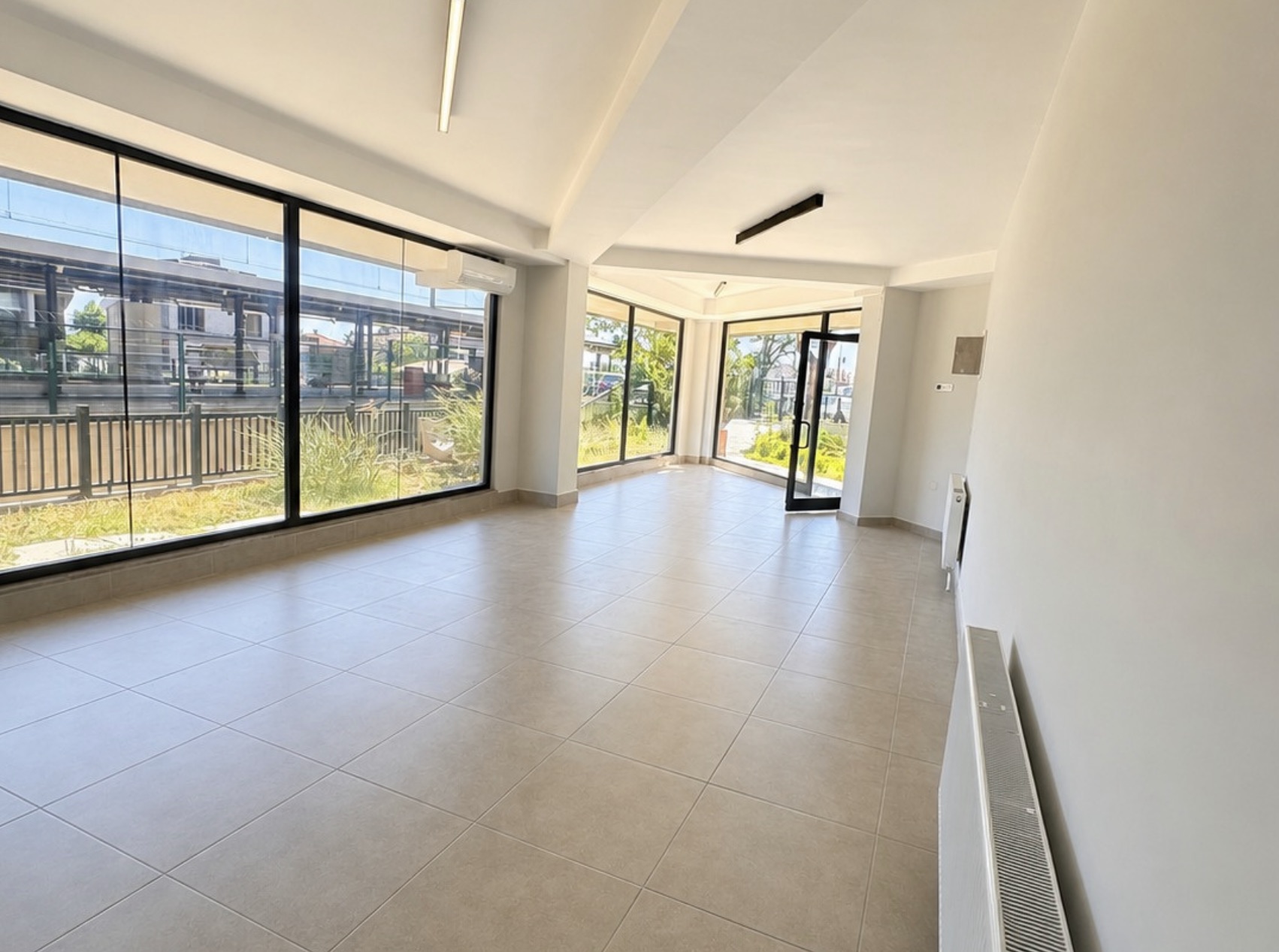 Ready-to-use commercial property in the Maltepe district - Photo 4
