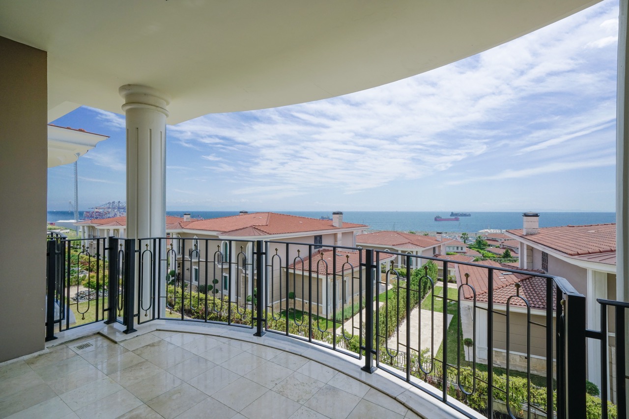 Villas and apartments in a large-scale seafront complex in Beylikdüzü - Photo 17