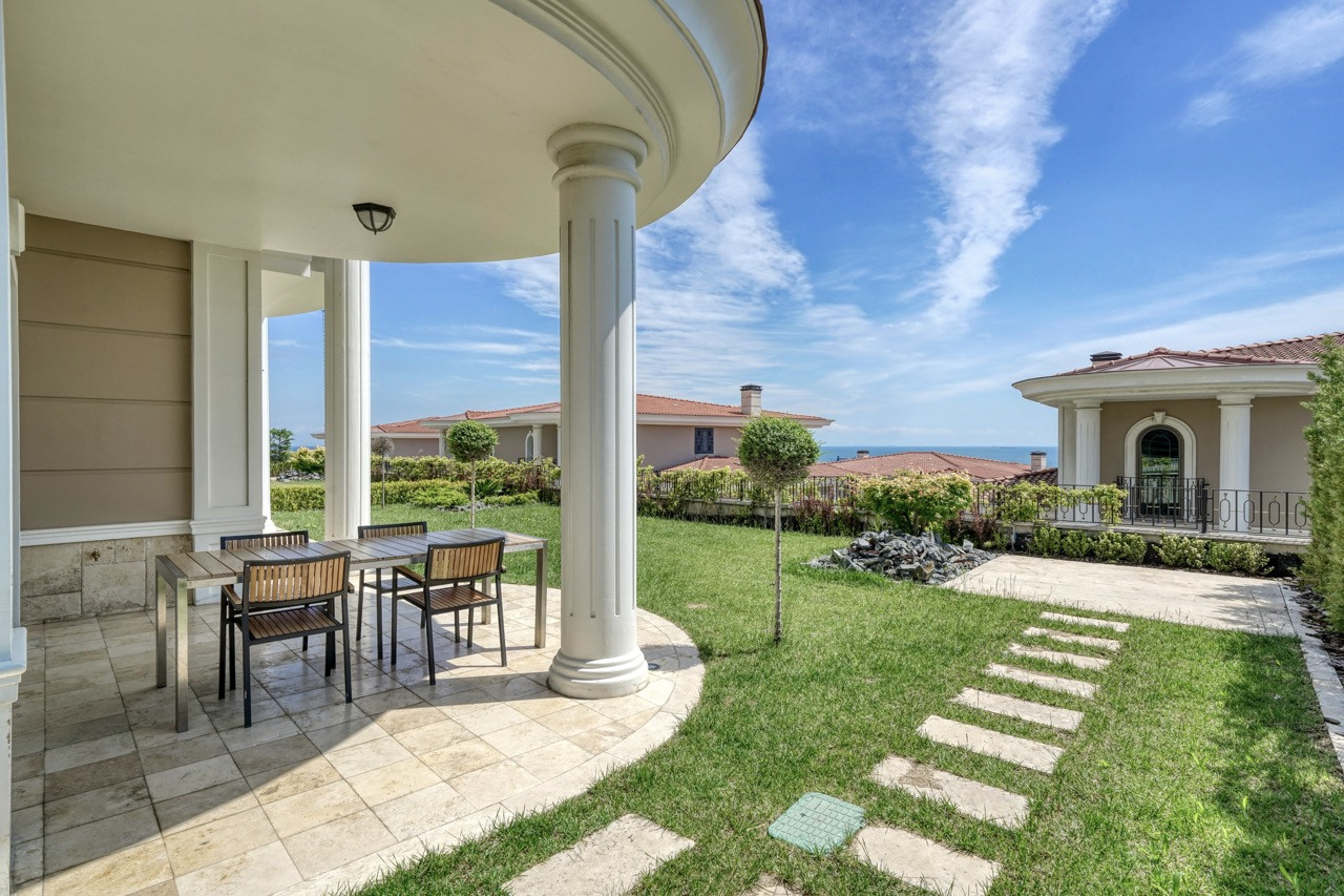 Villas and apartments in a large-scale seafront complex in Beylikdüzü - Photo 6