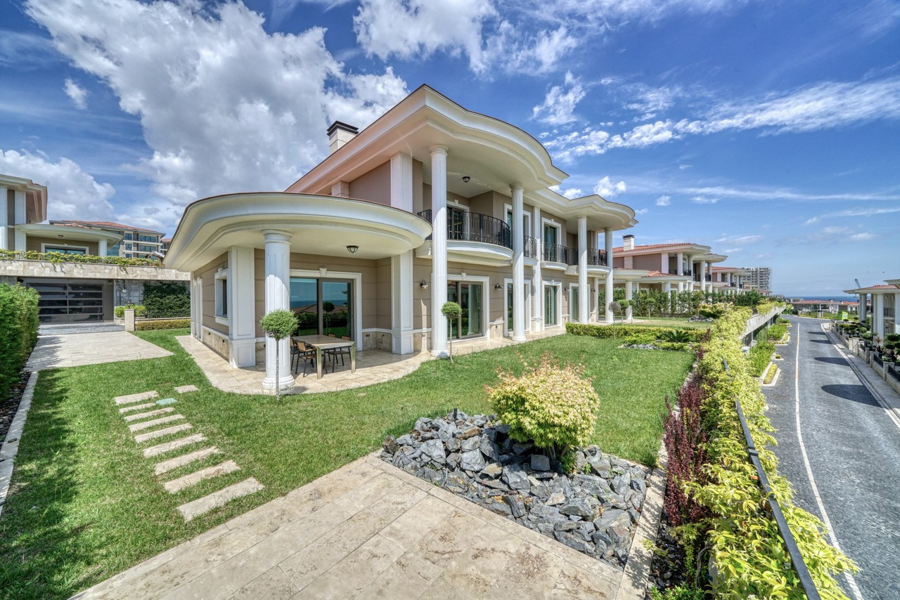 Villas and apartments in a large-scale seafront complex in Beylikdüzü - Photo 2