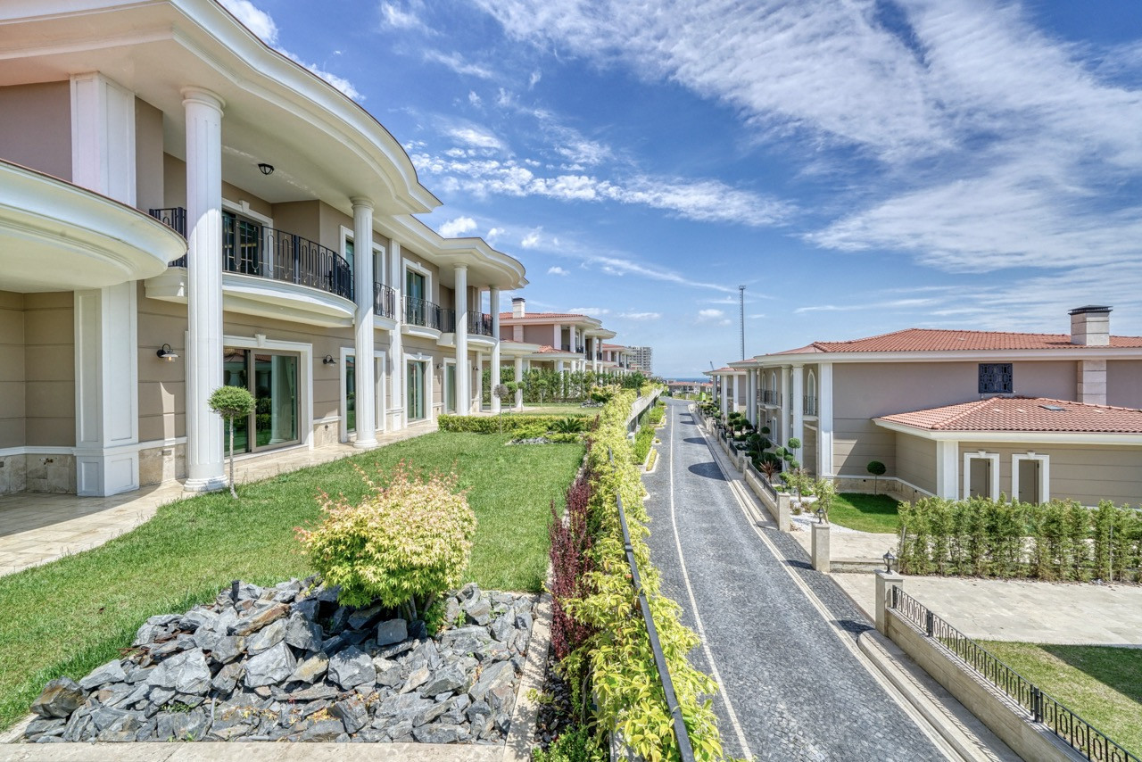 Villas and apartments in a large-scale seafront complex in Beylikdüzü - Photo 3
