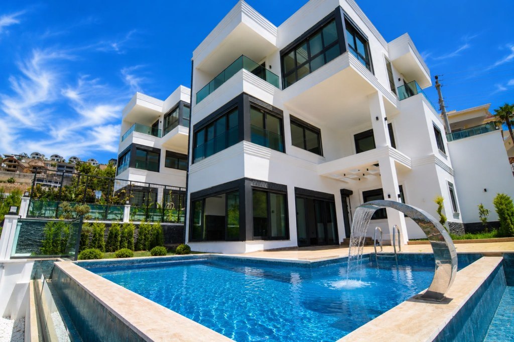 Kargıcak’ta Özel Havuzlu ve Panoramik Deniz Manzaralı Üç Katlı Villa
