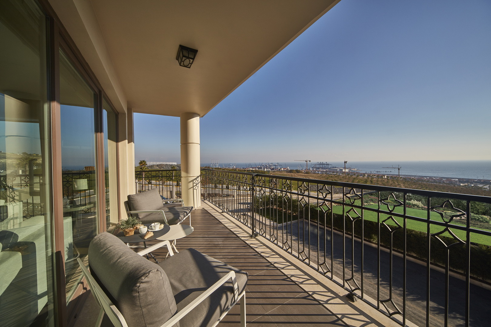 Villas and apartments in a large-scale seafront complex in Beylikdüzü - Photo 31