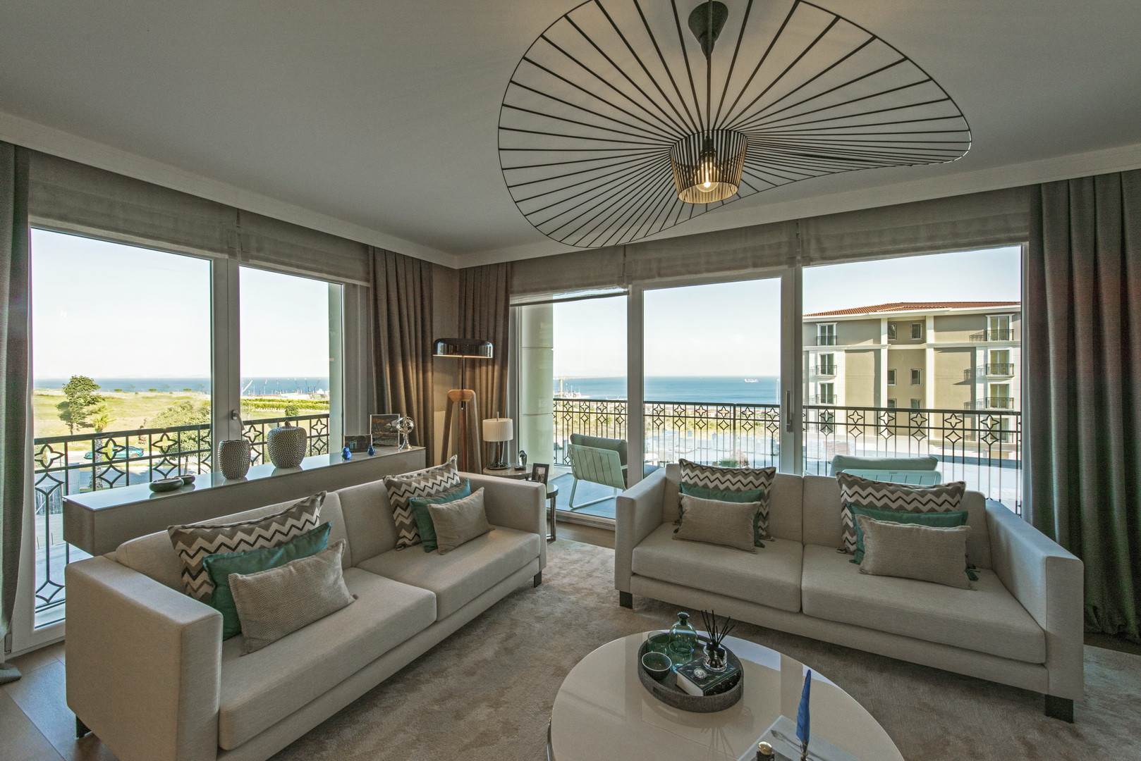 Villas and apartments in a large-scale seafront complex in Beylikdüzü - Photo 29