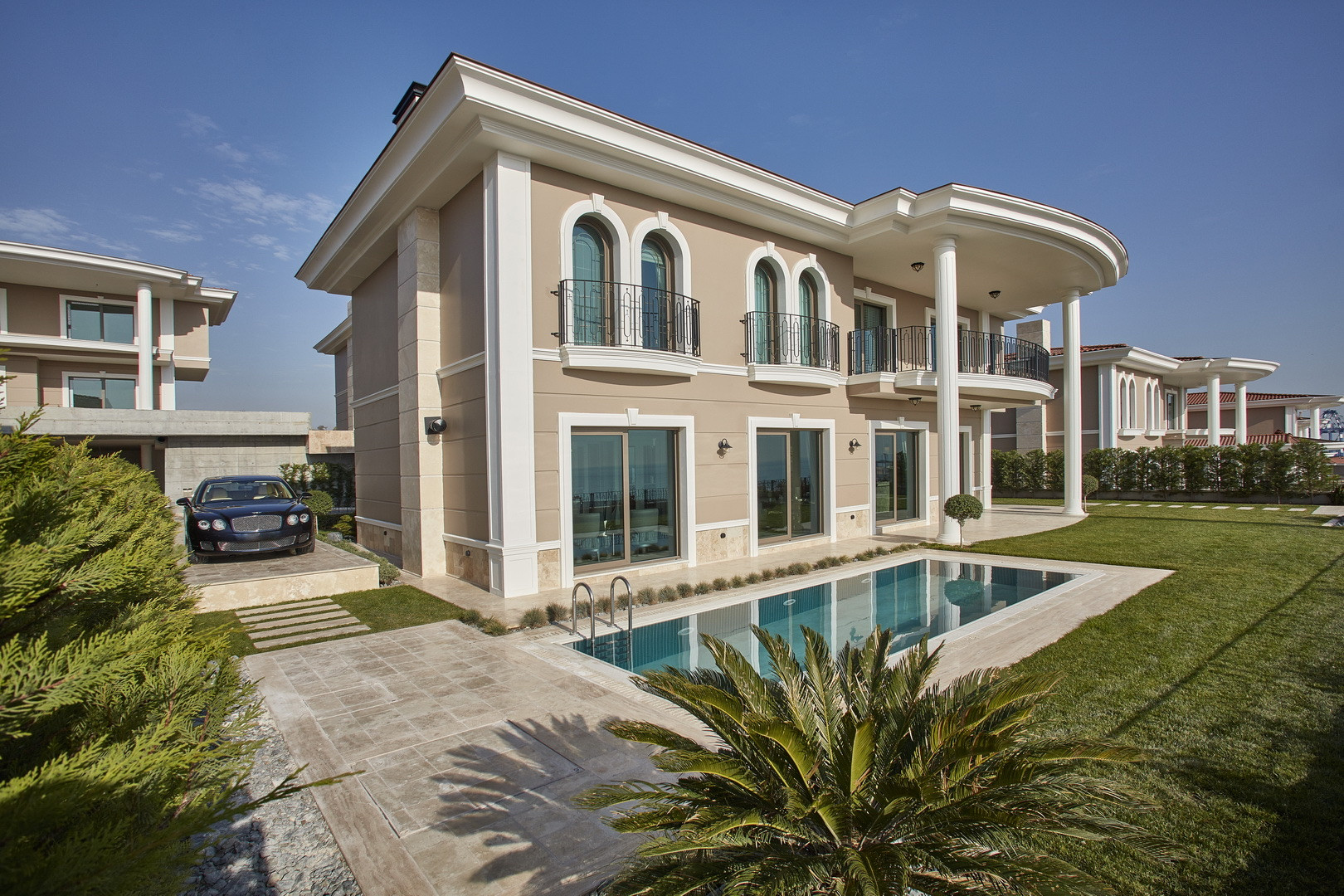 Villas and apartments in a large-scale seafront complex in Beylikdüzü